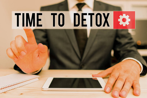 Pisanie tekstu Time To Detox. Business concept for Moment for Diet Zdrowie odżywiania Leczenie uzależnienia oczyścić męskie ubranie męskie formalna prezentacja używać hi tech smartphone. - Zdjęcie, obraz