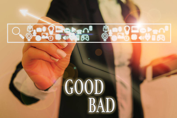 Sana kirjoittaa tekstiä Good Bad. Liiketoiminnan käsite näyttää olevan menossa on hyvä tai huono tulos Elämänvalinnat
. - Valokuva, kuva