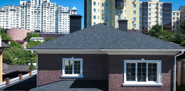 Битумная плитка для крыши. Дом с крышей из битумной плитки. крыша из битумной плитки. Мо
 - Фото, изображение