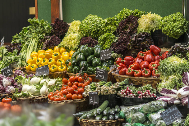 Διάφορα λαχανικά και σαλάτες σε καλάθια προς πώληση στην αγορά - Φωτογραφία, εικόνα