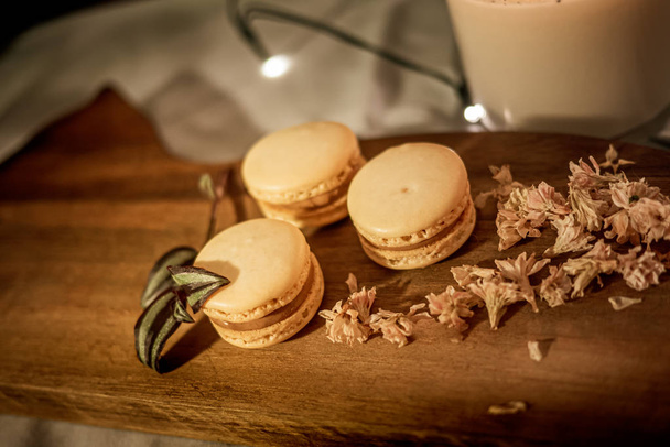 Tasty sweet macaroon cookies on wooden display - Foto, Bild