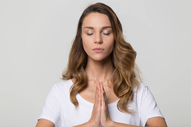 Спокійна мирна жінка з закритими очима медитує, практикує йогу
 - Фото, зображення