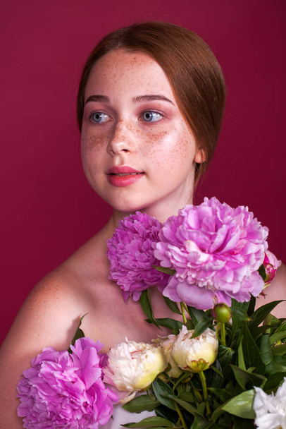 Portrait close up of young beautiful girl - Fotografie, Obrázek