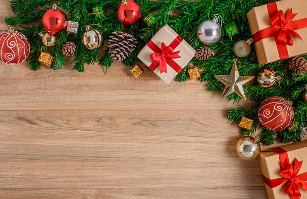 Abeto de Navidad con decoración sobre tabla de madera
 - Foto, Imagen