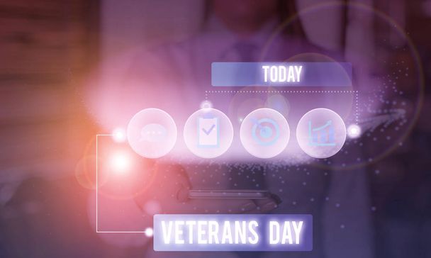 Escritura a mano del texto del Día de los Veteranos. Concepto que significa un día festivo para honrar a los veteranos estadounidenses y a las víctimas de todas las guerras
. - Foto, imagen
