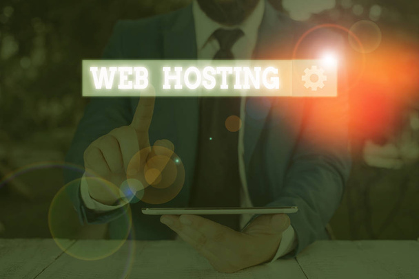 Znak tekstowy pokazujący Web Hosting. Konceptualny biznes fotograficzny polegający na udostępnianiu przestrzeni dyskowej i dostępu do stron internetowych. - Zdjęcie, obraz