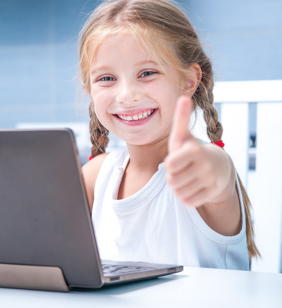 little girl with her computer - Фото, зображення