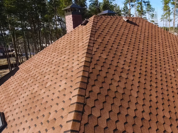 Bitumineuze tegel voor een dak. Huis met een dak van een bitumineus - Foto, afbeelding