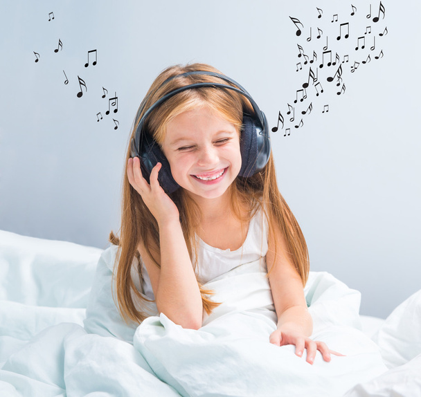 little pretty girl listening to music - Фото, изображение