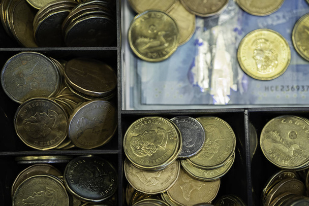 Касса с монетами и банкнотами для обеспечения безопасности мелких денег
 - Фото, изображение