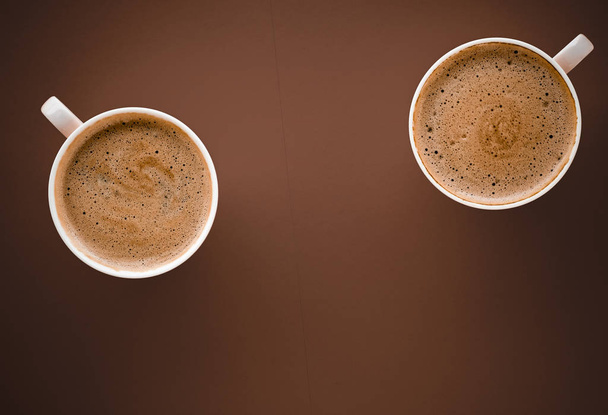 Kopje hete koffie als ontbijt drankje, flatlay cups op bruin terug - Foto, afbeelding