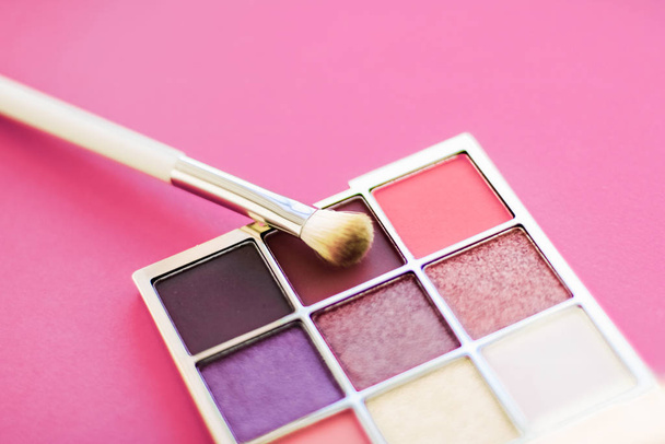 Lidschattenpalette und Make-up Pinsel auf rosa Hintergrund, Lidschatten - Foto, Bild