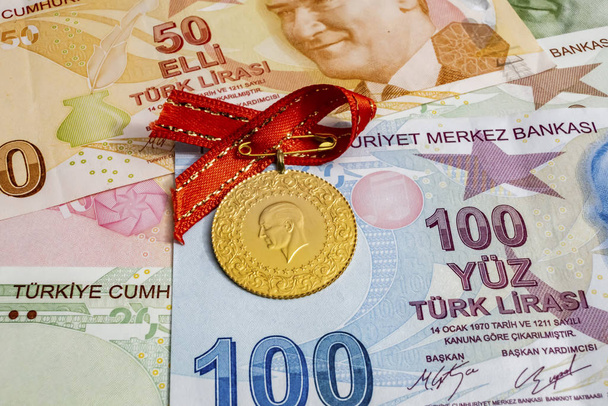 tradiční turkyně plná zlatá mince na oslavu, sňatek a speciální příležitosti s tureckými lirami. - Fotografie, Obrázek