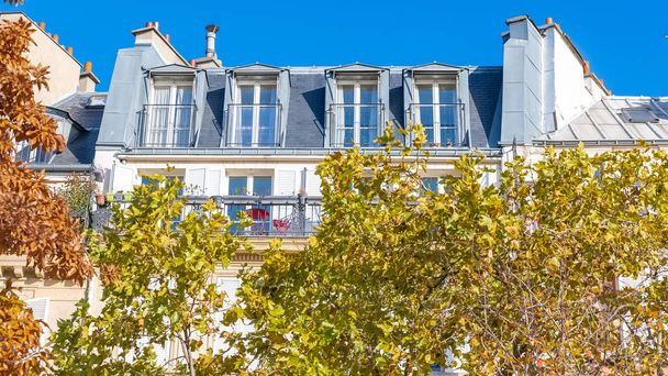 Paris, Pariser Fassade, charmanter Balkon und Fenster im Marais - Foto, Bild