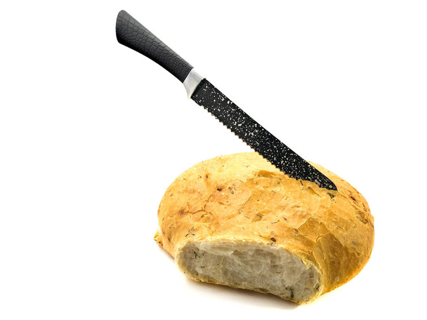 Kenyérvágó kés és kenyér, fehér alapon elkülönítve. Összetétele fekete kés és pitakenyér. Kerámia kés és kerek kenyér készlet. - Fotó, kép
