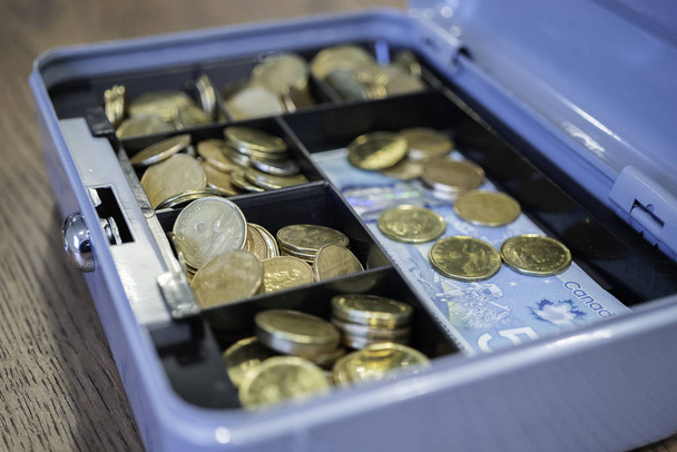 Κουτί μετρητών με κέρματα και χαρτονομίσματα για να κρατήσει το Petty Cash ασφαλές - Φωτογραφία, εικόνα