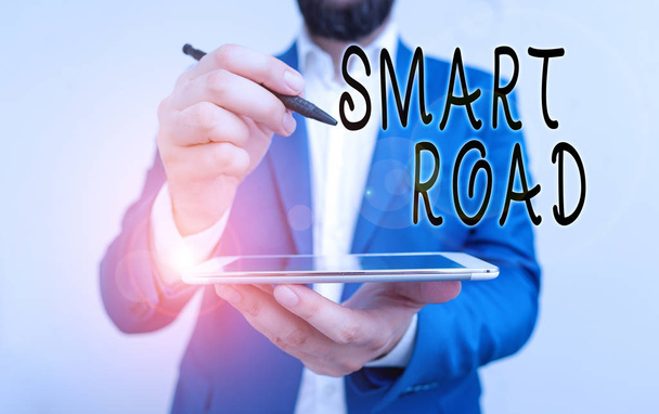 Tekst pisma Smart Road. Koncepcja oznaczająca wiele różnych sposobów włączania technologii do dróg Biznesmen wskazujący długopisem w pustej przestrzeni kopii. - Zdjęcie, obraz