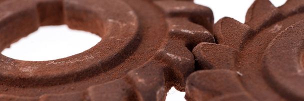 Panorámás kép. Két hihetetlen rozsdás csokoládé fogaskerekek elszigetelt fehér - Fotó, kép