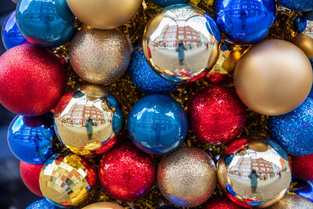 Зимний праздник настроение: красочные украшения елки
 - Фото, изображение