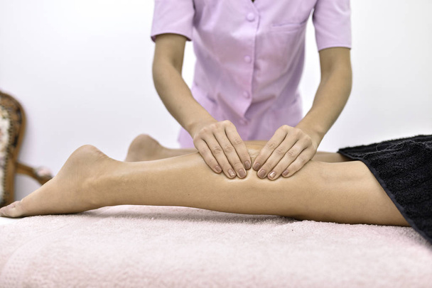 молода жінка в масажному салоні
 - Фото, зображення