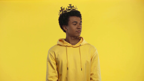 africký americký teenager nosí korunu izolovanou na žluté - Záběry, video