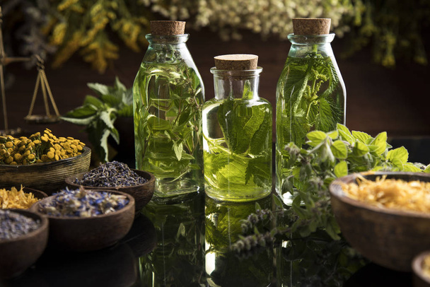Aceite y medicina natural, fondo de mesa de madera - Foto, imagen