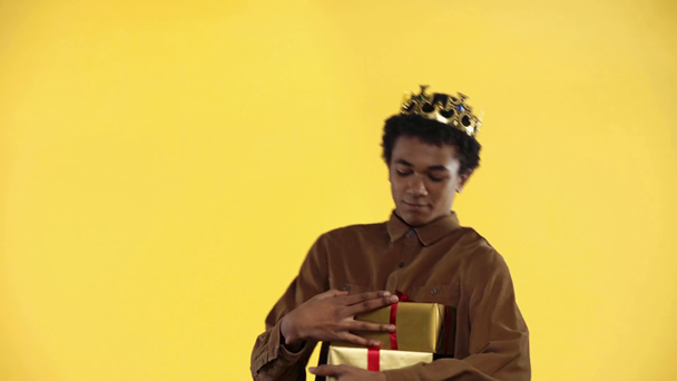 Африканский американский подросток ловит подарки, изолированные на желтый
 - Кадры, видео