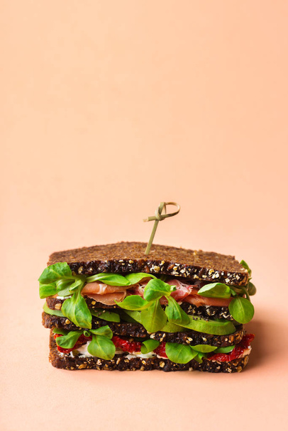 Σάντουιτς με φρέσκο ψωμί σίκαλης με ζαμπόν, μαρούλι και ντομάτα - Φωτογραφία, εικόνα
