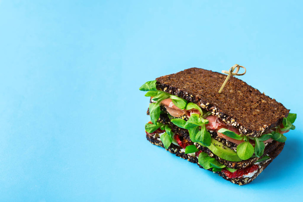 Sanduíche de pão de centeio fresco com presunto, alface e tomate
 - Foto, Imagem