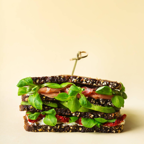 Свіжий бутерброд з житнього хліба з шинкою, салатом та помідорами
 - Фото, зображення