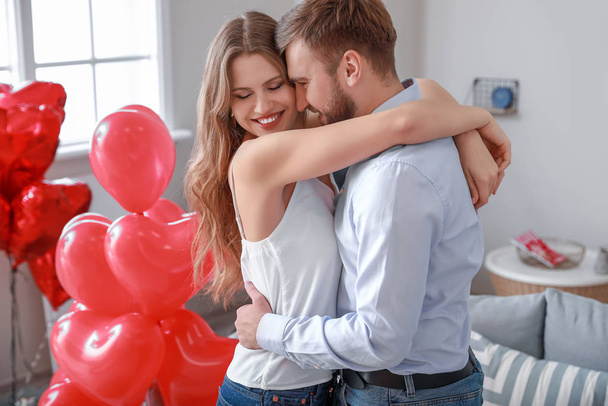 Jovem casal feliz celebrando o Dia dos Namorados em casa
 - Foto, Imagem