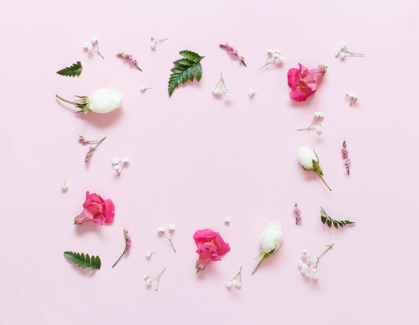 Flores sobre un fondo rosa claro
 - Foto, Imagen