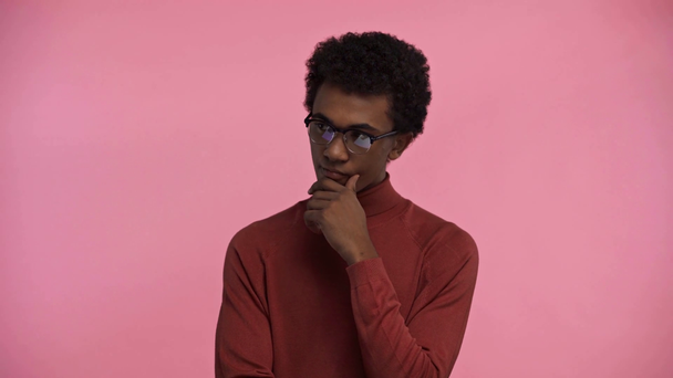 african american teenager showing idea isolated on pink - Footage, Video