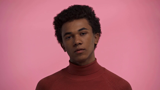 adolescent afro-américain montrant la paume du visage isolé sur rose
  - Séquence, vidéo