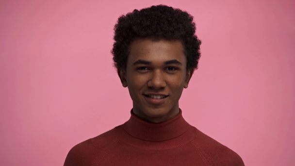 africano americano adolescente soffiaggio bacio isolato su rosa
 - Filmati, video