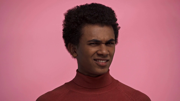afrikanisch-amerikanischer Teenager blickt isoliert auf rosa Kamera - Filmmaterial, Video