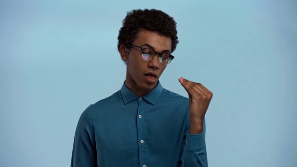 africano americano adolescente mostrando bla bla gesto aislado en azul
 - Imágenes, Vídeo