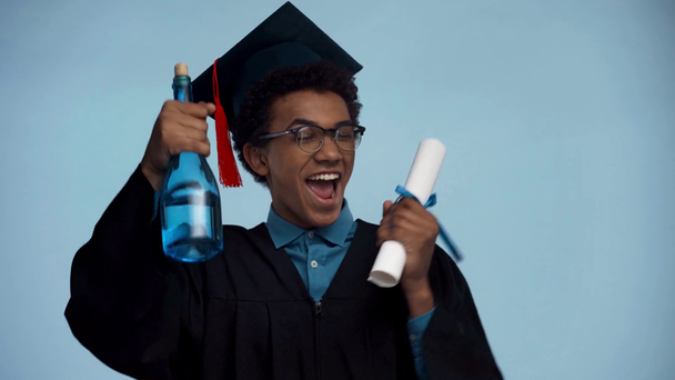 africano americano adolescente holding diploma aislado en azul
 - Imágenes, Vídeo