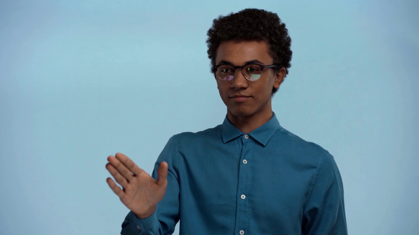 africano americano adolescente hablando aislado en azul
  - Imágenes, Vídeo