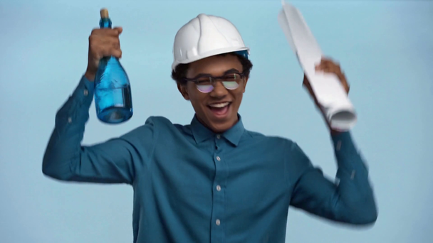 afrykański amerykański nastolatek gospodarstwa projekt odizolowany na niebieski - Materiał filmowy, wideo