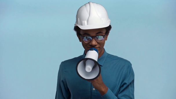 Africano americano adolescente falando com alto-falante isolado em azul
 - Filmagem, Vídeo