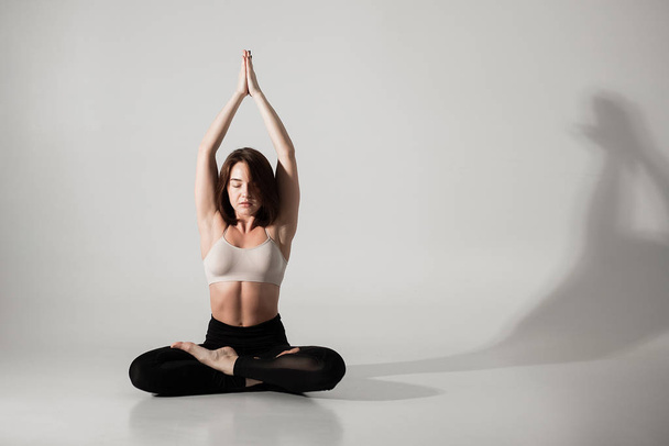 Yoga yapan genç bir kız, yoga yapan bir kız. - Fotoğraf, Görsel
