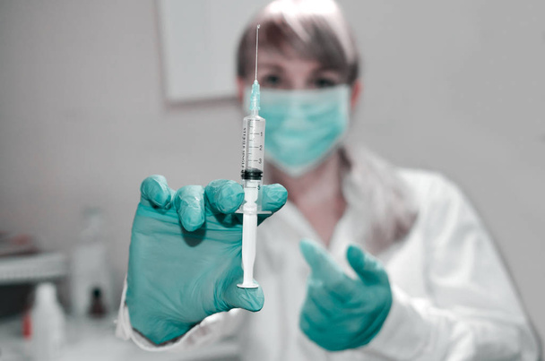 mladá žena lékař s injekční stříkačkou v ruce - Fotografie, Obrázek