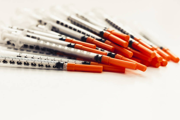 Pile of medical syringes for insulin for diabetes . - Zdjęcie, obraz
