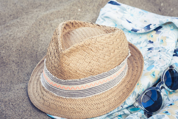 Vintage summer wicker straw beach hat, pareo and sunglasses on t - Fotoğraf, Görsel