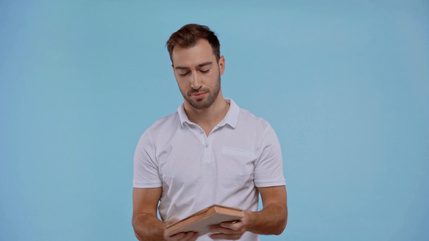 férfi lapozás oldalak és közvetítő elszigetelt kék - Felvétel, videó