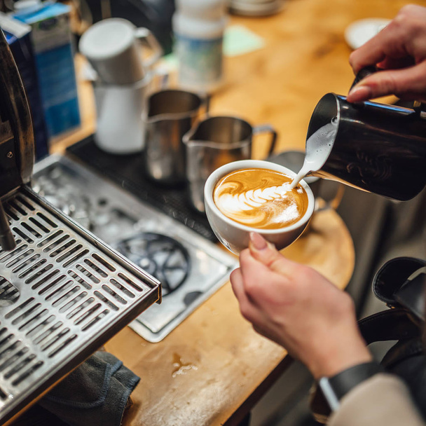 Barista prepara café en la cafetería, toma de capuchino
 - Foto, Imagen