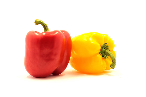 Beaux légumes mûrs, paprika sur fond blanc
 - Photo, image