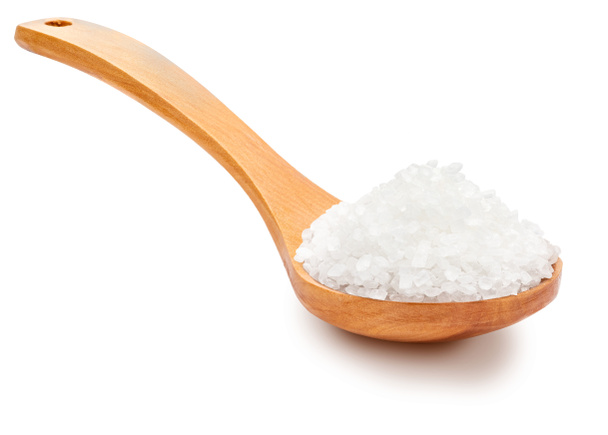 Sól biała tłuszczowa w drewnianej łyżce (kolekcja odmian soli). Odizolowany na białym tle. Wygląd rustykalny. - Zdjęcie, obraz