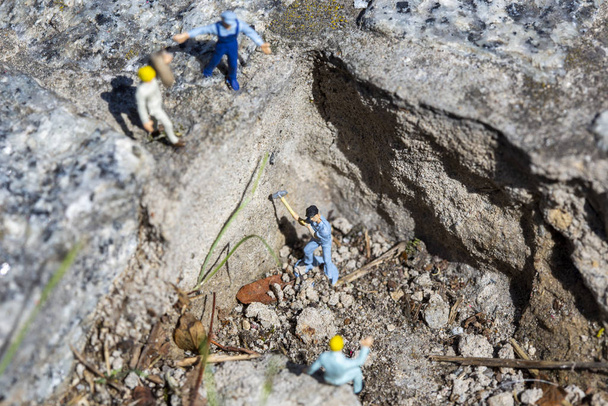 採石場で働くハンマーを持つミニチュア労働者 - 写真・画像